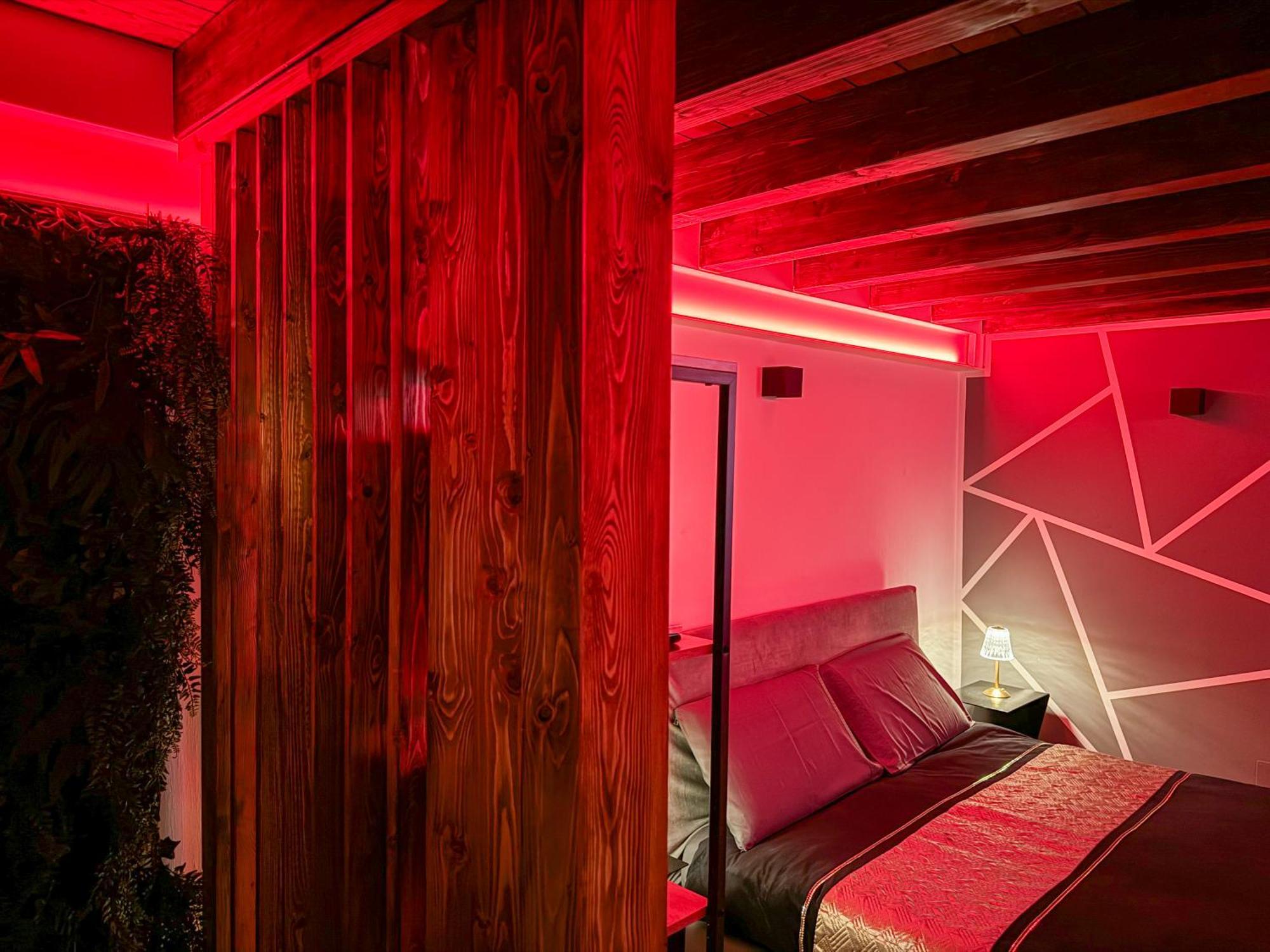 Rouge Romantic Jacuzzi Suite Palermo Centro — Photos 3