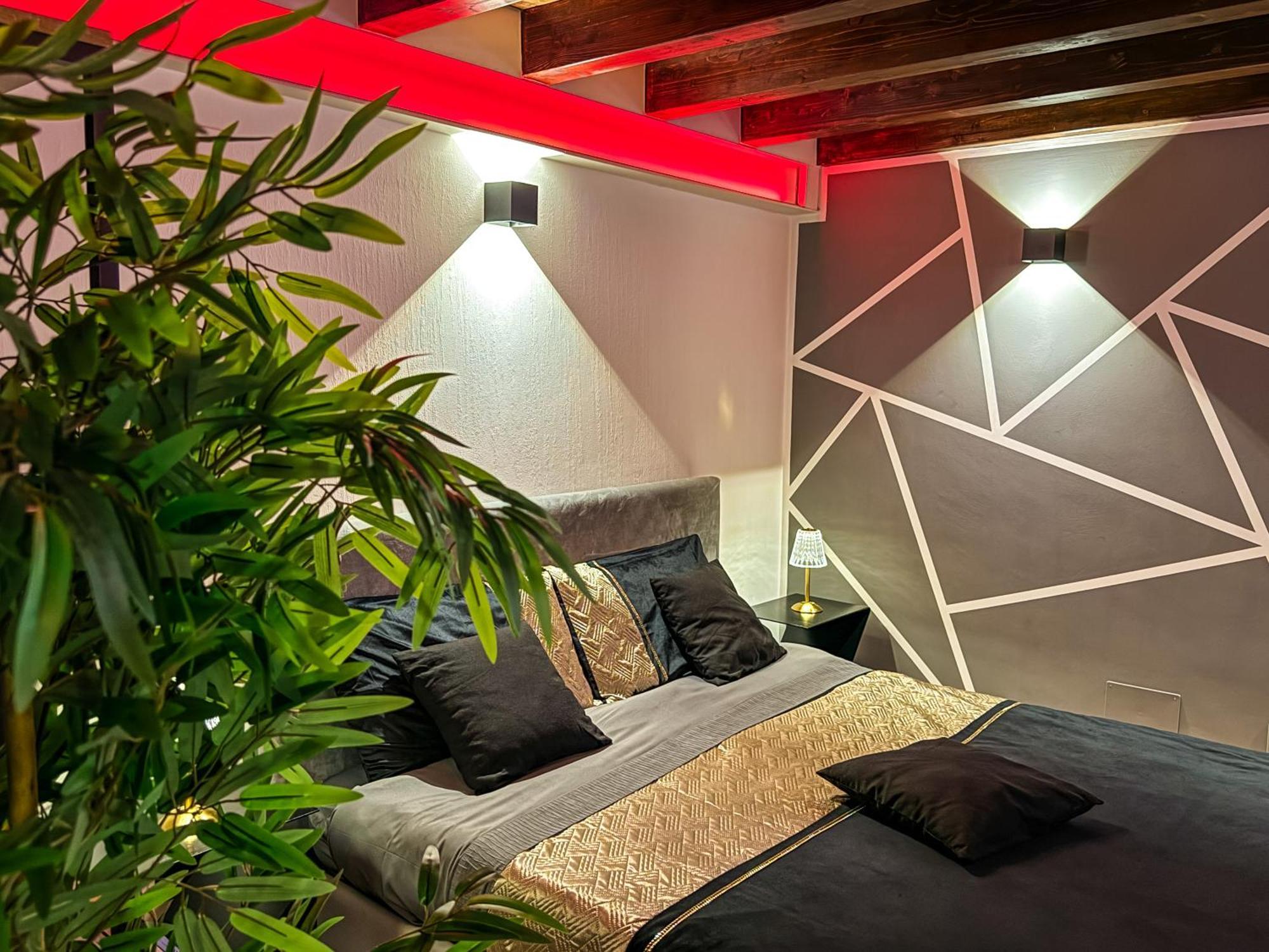 Rouge Romantic Jacuzzi Suite Palermo Centro — Photos 1